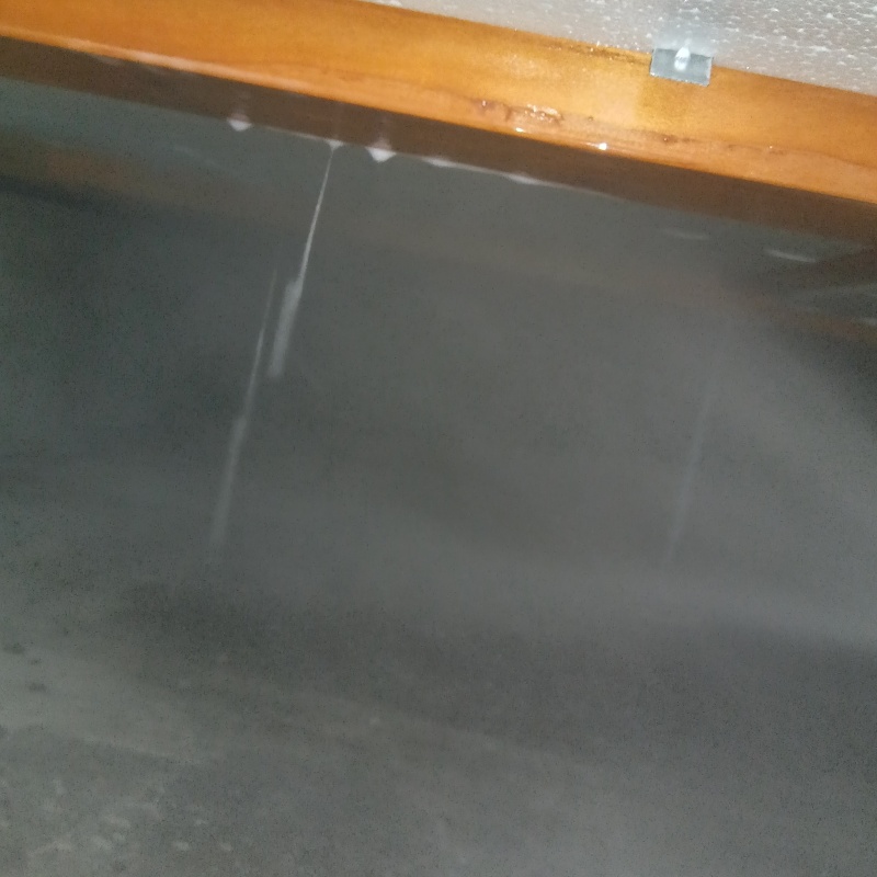 床下の木部に防蟻剤を散布