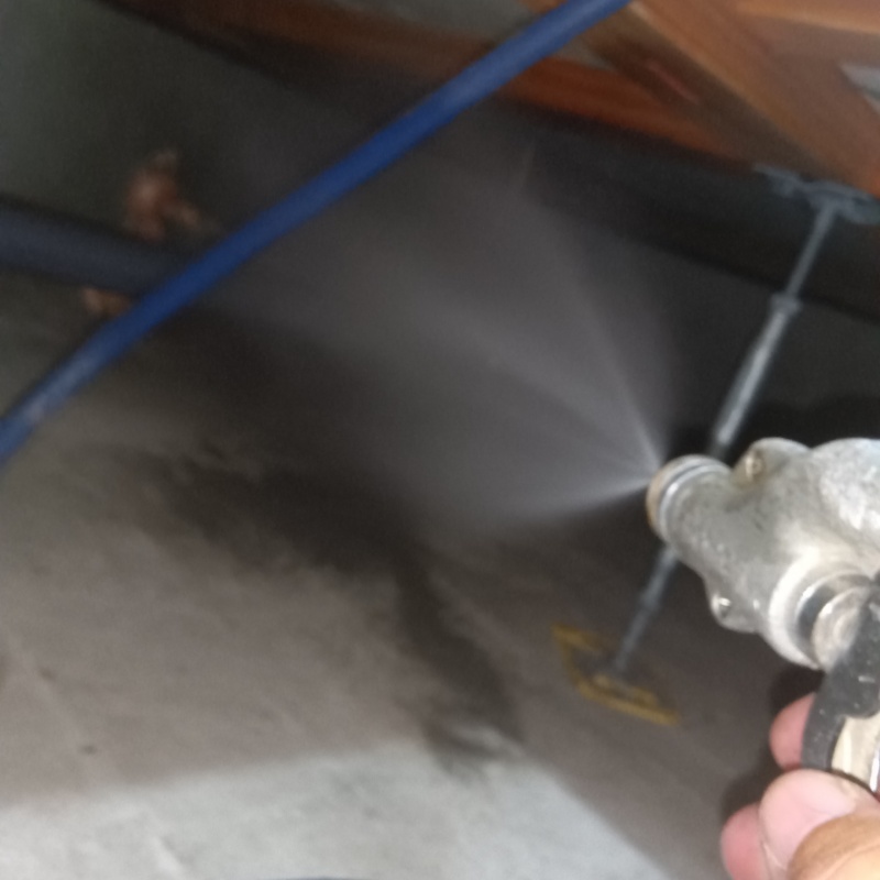 床下の土壌・基礎に防蟻剤を散布