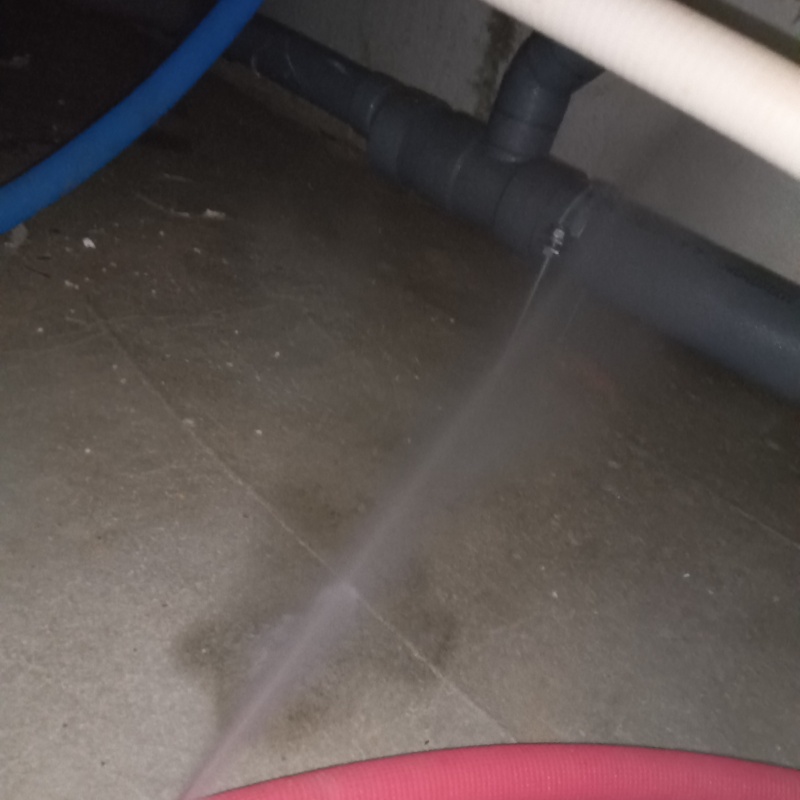 床下の基礎に防蟻剤を散布