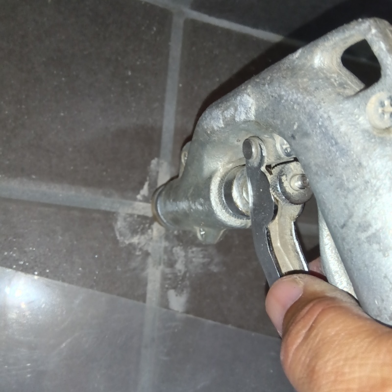 玄関の床タイルに防蟻剤を注入