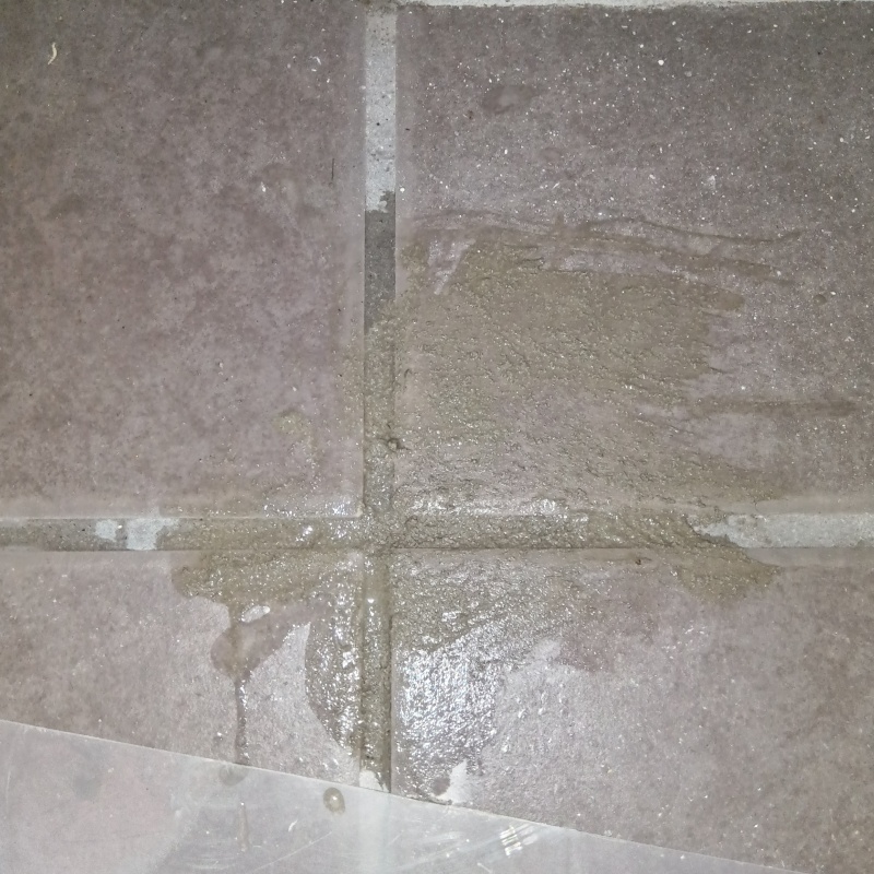 開けた穴にパテで補修