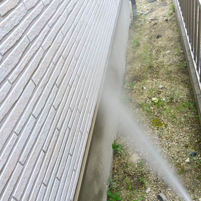 基礎に防蟻剤を散布