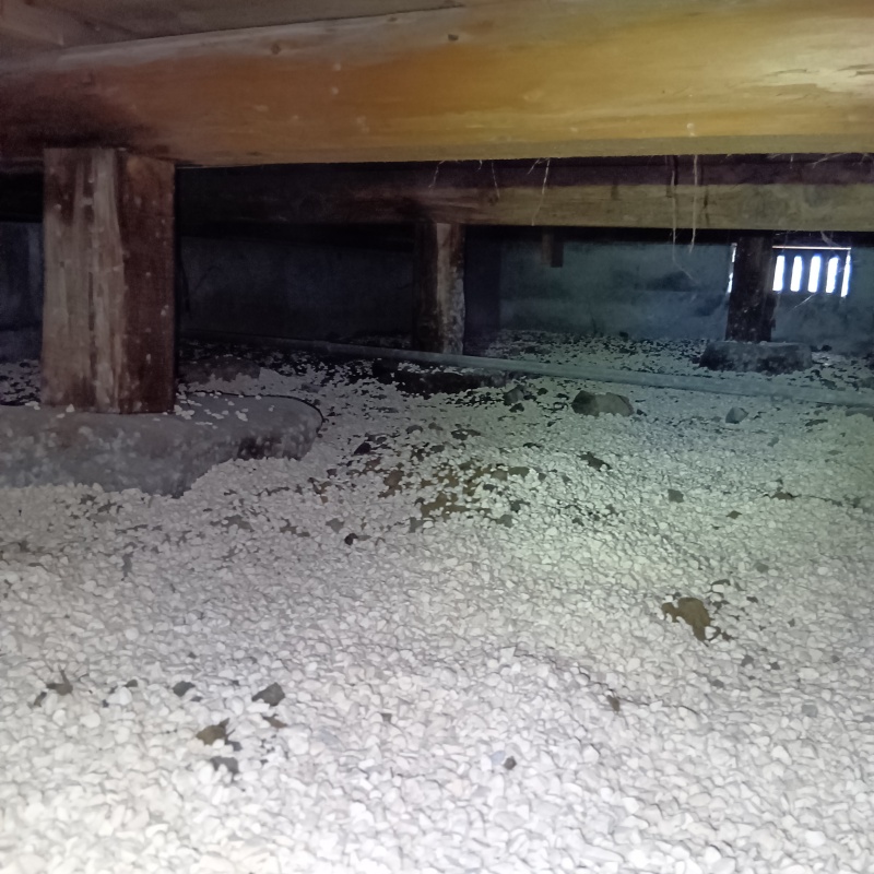 床下全体に調湿材を敷き詰める