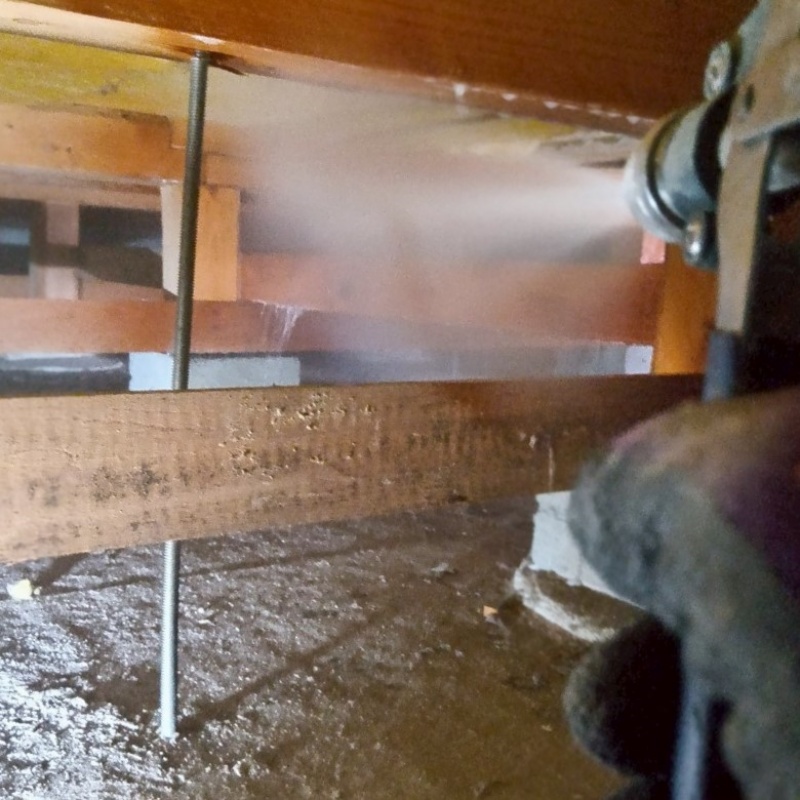 床下の木部にシロアリ駆除剤を散布