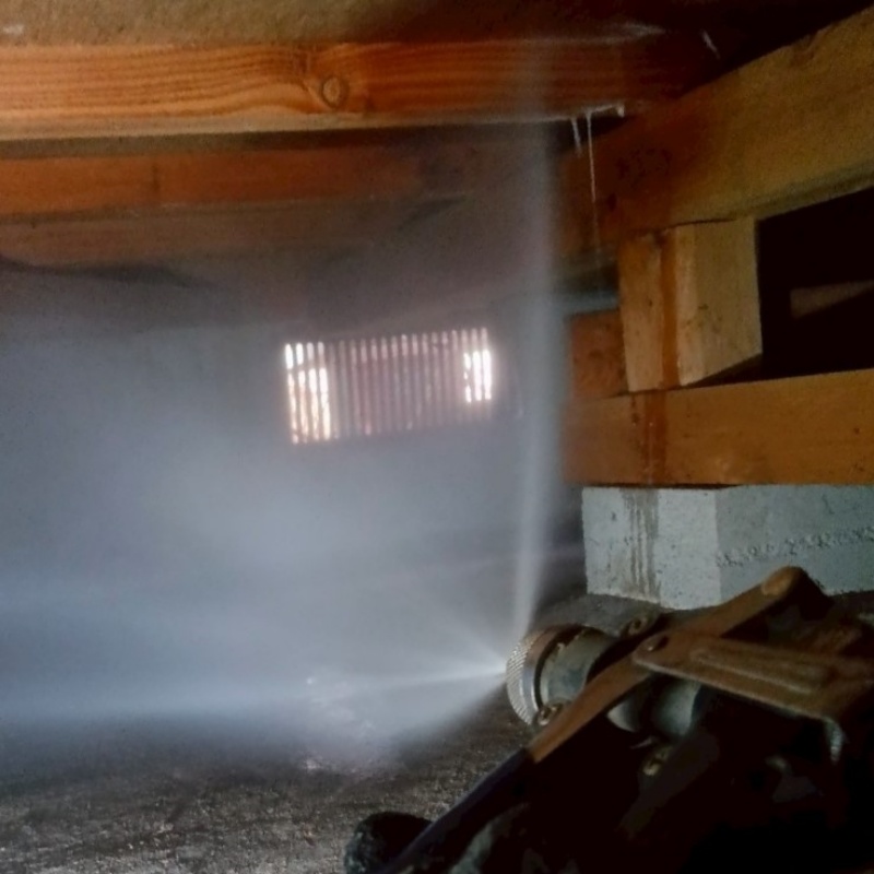 床下の木部にシロアリ駆除剤を散布