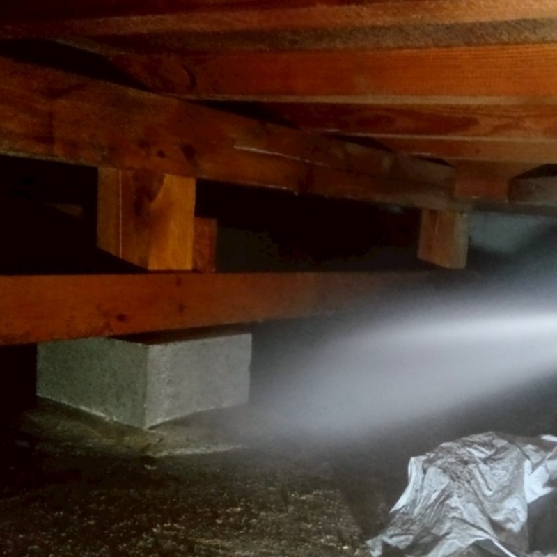 床下の土壌・束石にシロアリ駆除剤を散布