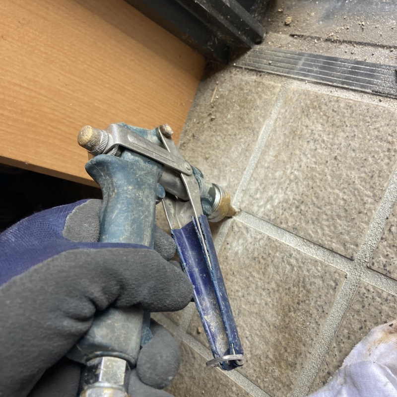 玄関床のタイルにシロアリ駆除剤を注入