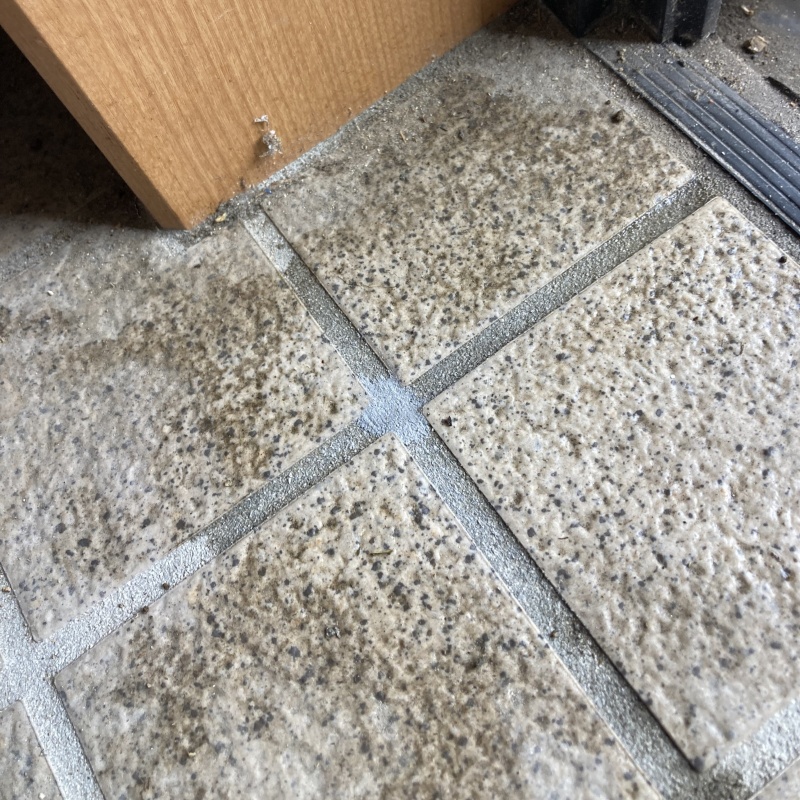 開けた穴をパテで補修