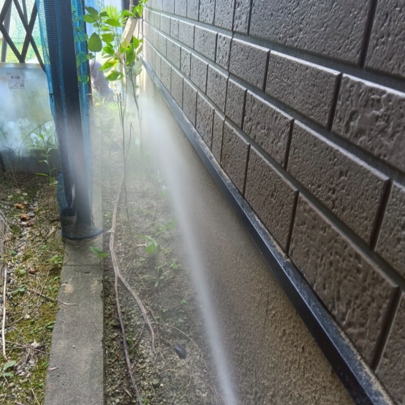 外壁の基礎にシロアリ駆除剤を散布