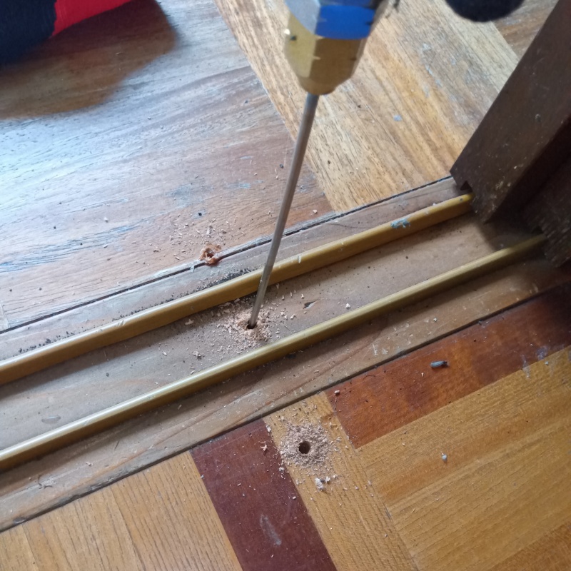 敷居にシロアリ駆除剤を注入