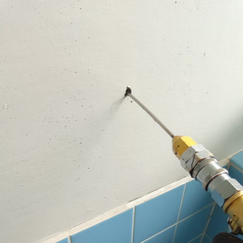 浴室の壁にシロアリ駆除剤を注入