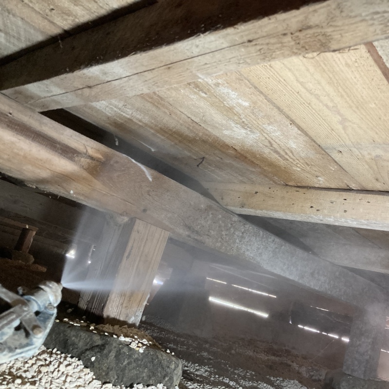 床下の木部にシロアリ駆除剤を散布