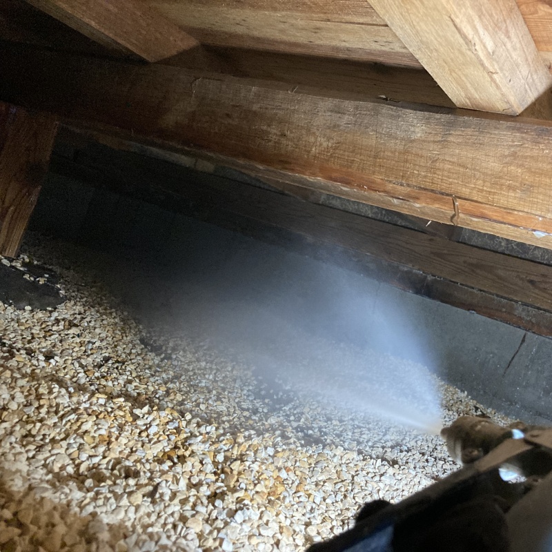 床下の土壌・基礎にシロアリ駆除剤を散布