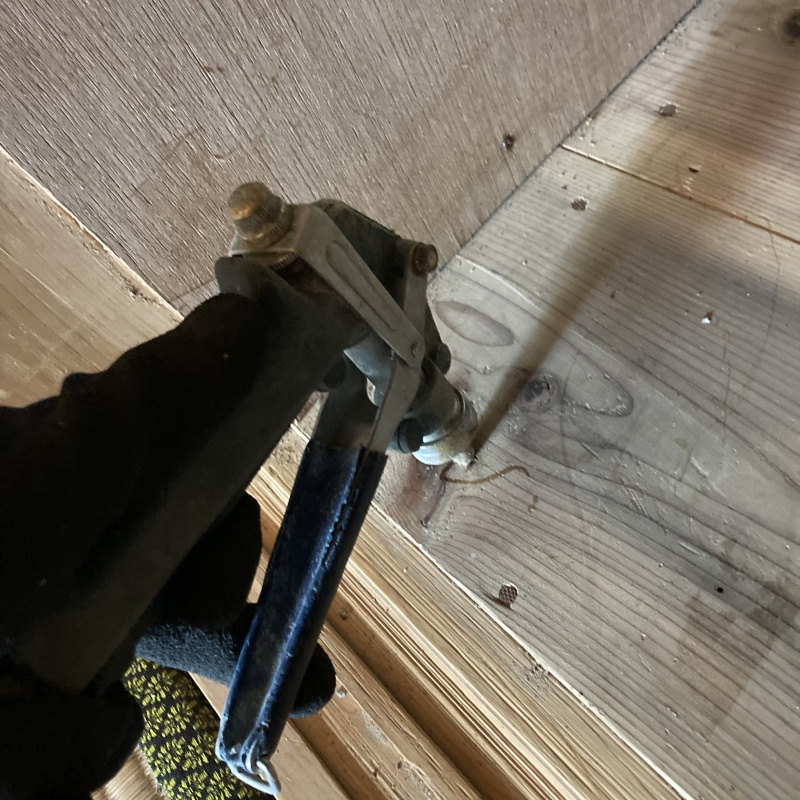 和室の押し入れの床にシロアリ駆除剤を注入