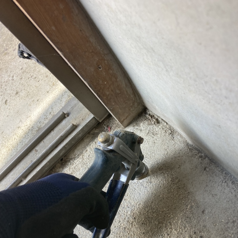 玄関土間にシロアリ駆除剤を注入