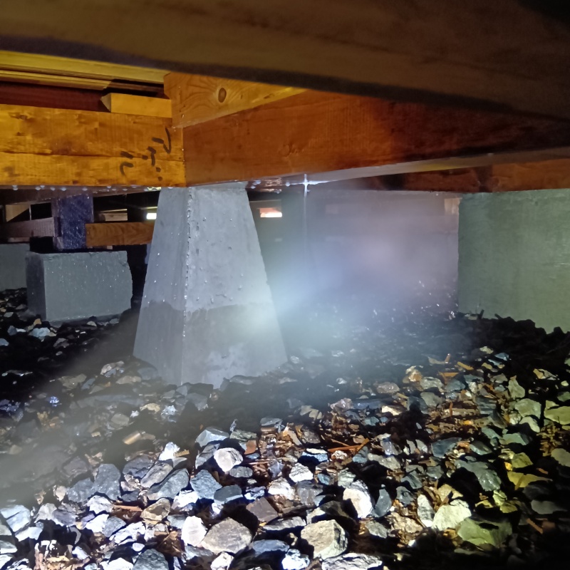 床下の束石・土壌にシロアリ駆除剤を散布