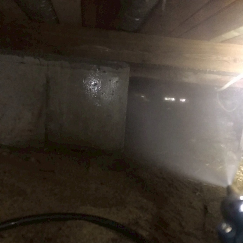 床下の土壌・基礎にシロアリ駆除剤を散布