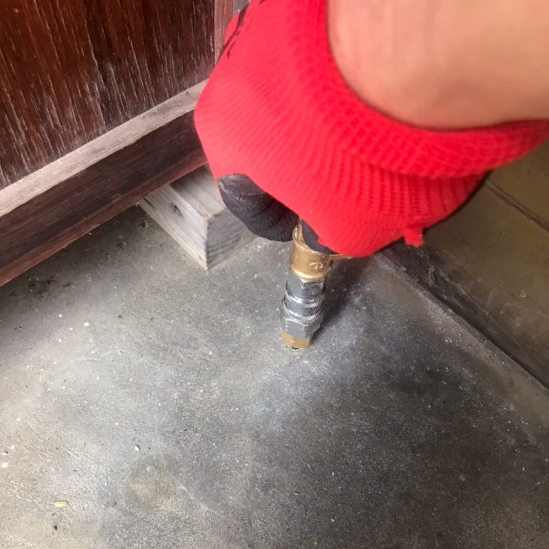 玄関の床タイルにシロアリ駆除剤を注入