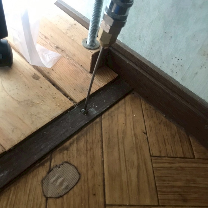 室内の床にシロアリ駆除剤を注入