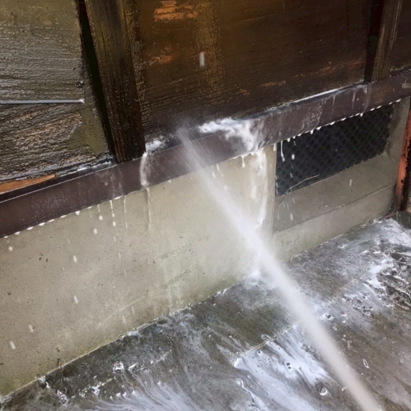 外壁の基礎にシロアリ駆除剤を散布