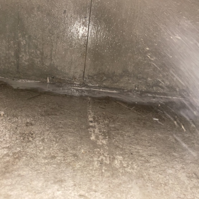 床下の土壌・基礎にシロアリ駆除剤を散布