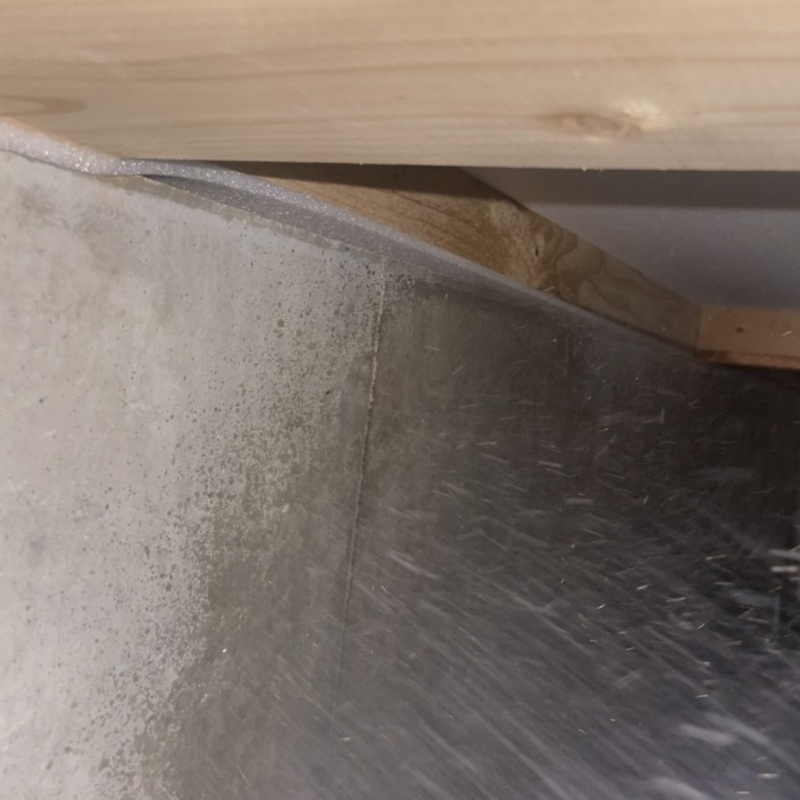 床下の基礎にシロアリ駆除剤を散布