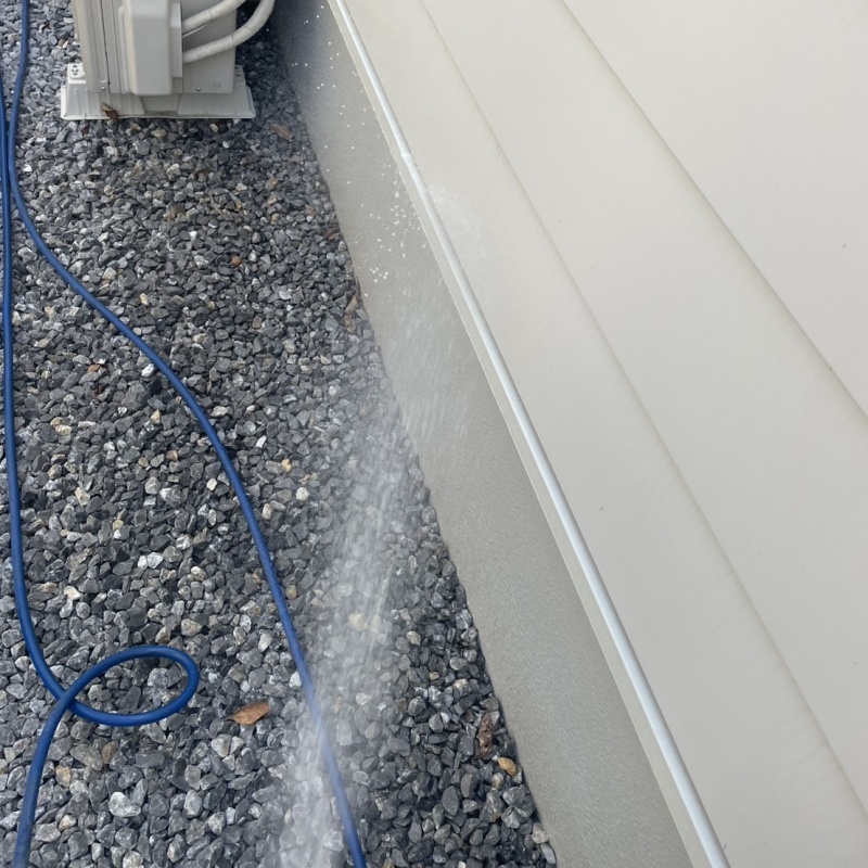 外壁の基礎にシロアリ駆除剤を散布