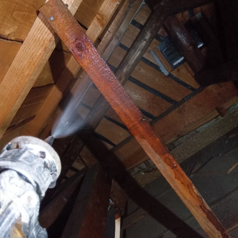 屋根裏の木部にシロアリ駆除剤を散布