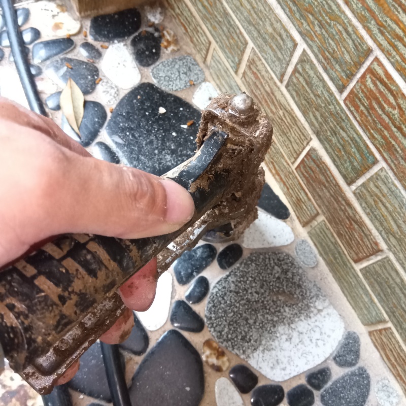 玄関の床タイルにシロアリ駆除剤を注入