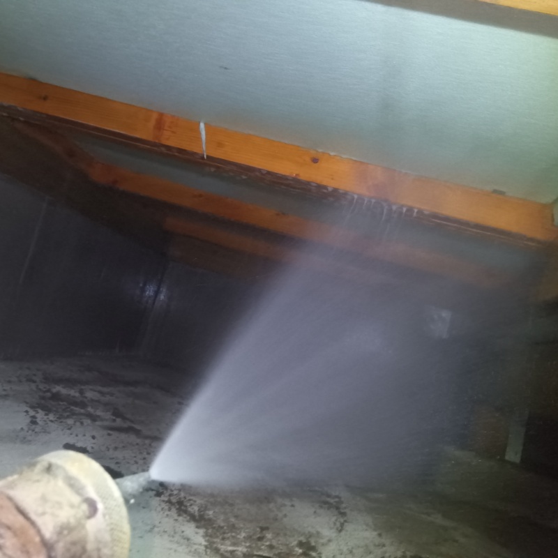 床下の木部にシロアリ駆除剤を散布