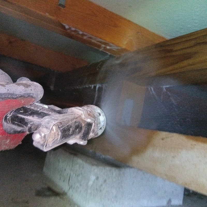 床下の木部にシロアリ駆除剤を散布