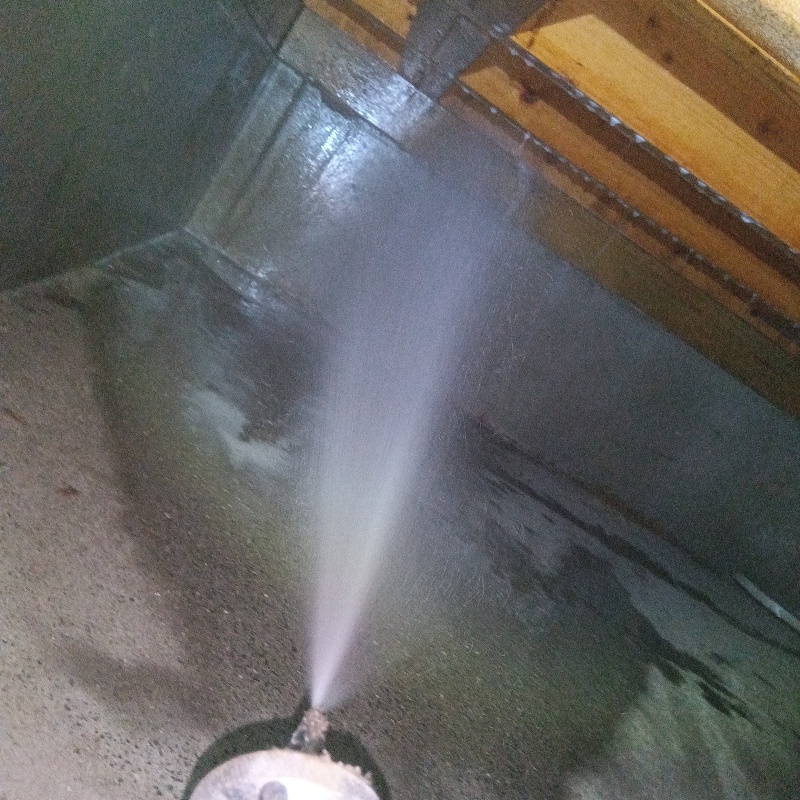 床下の基礎にシロアリ駆除剤を散布