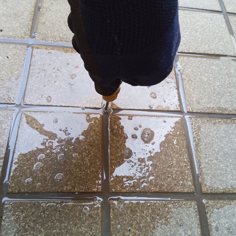 玄関の床タイルにシロアリ駆除剤を注入