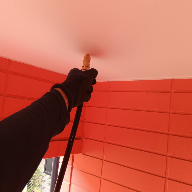 天井にシロアリ駆除剤を注入