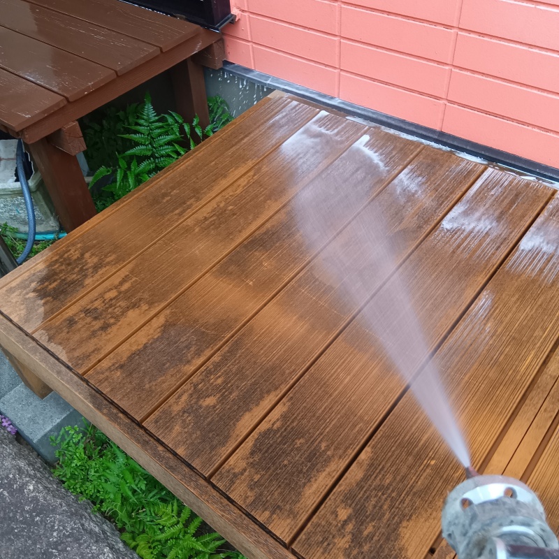 ウッドデッキにシロアリ駆除剤を散布