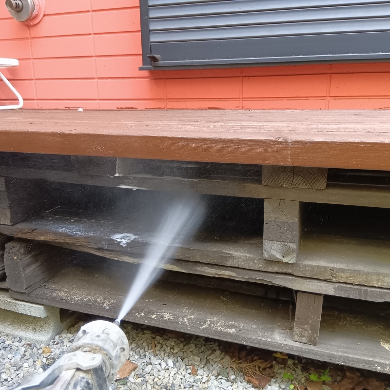 建物の下の空間にシロアリ駆除剤を散布