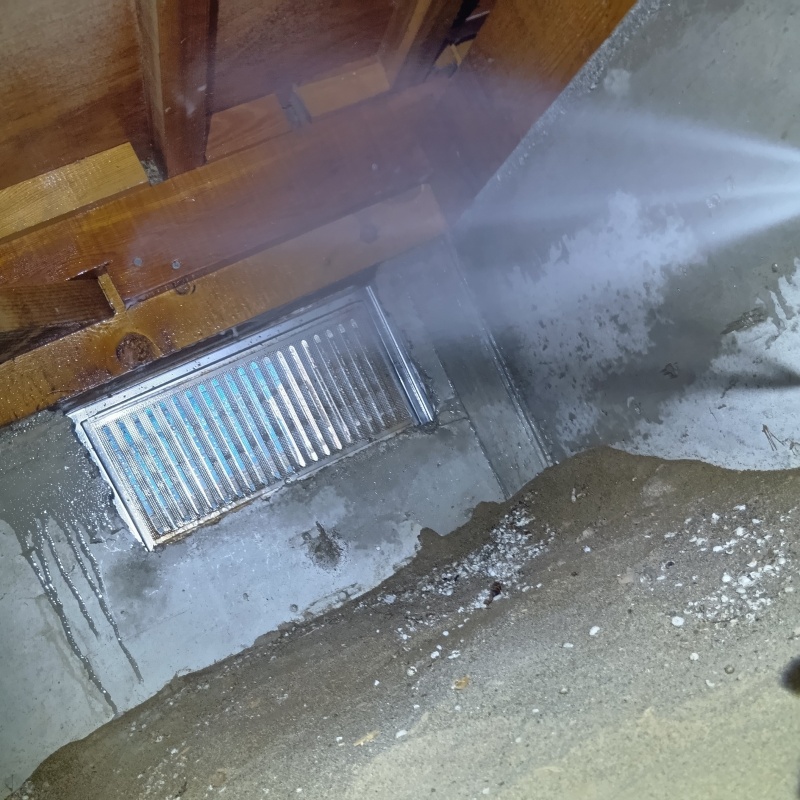 床下の木部にシロアリ駆除剤を散布