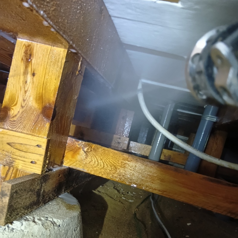 床下の木部にシロアリ駆除剤を散布