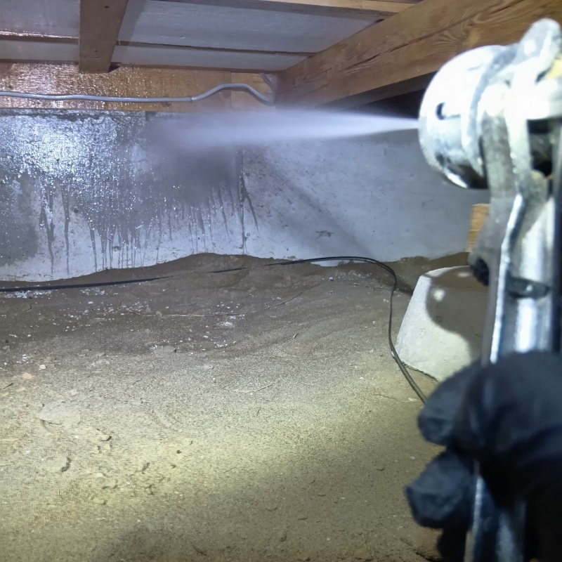 床下の基礎にシロアリ駆除剤を散布