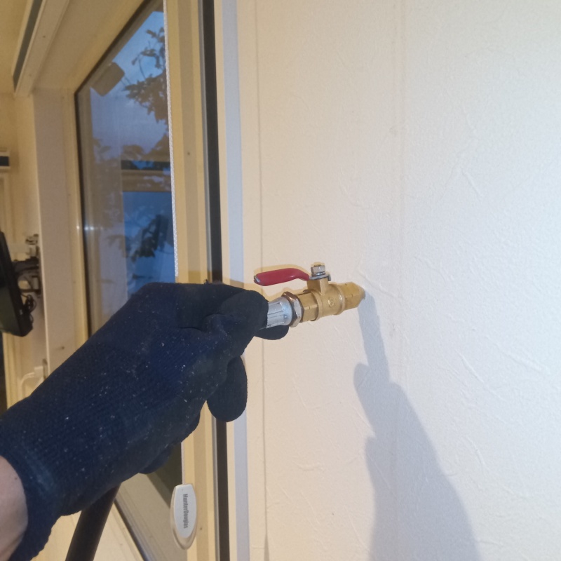 室内の壁にシロアリ駆除剤を注入