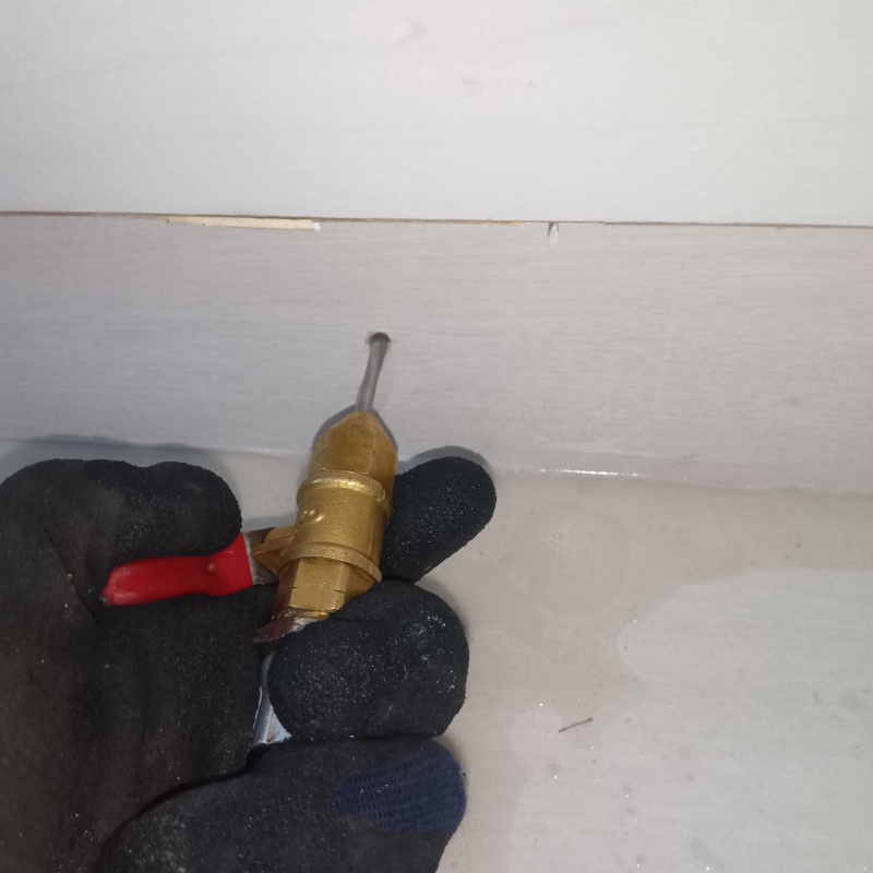 巾木にシロアリ駆除剤を注入