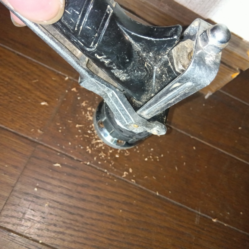 室内のフローリングにシロアリ駆除剤を注入