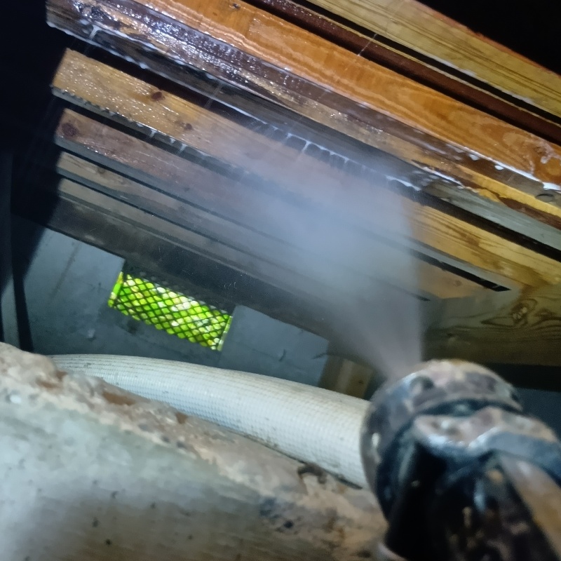 床下の木部にシロアリ駆除剤を散布