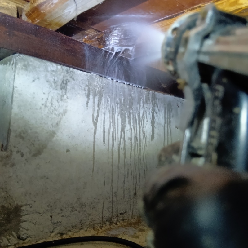 床下の木部にシロアリ駆除剤を散布