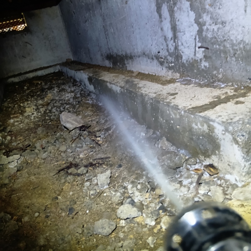 床下の土壌にシロアリ駆除剤を散布