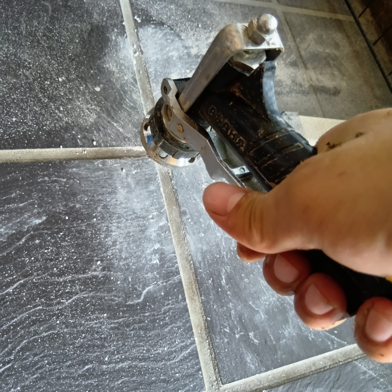 玄関の床タイルにシロアリ駆除剤を注入