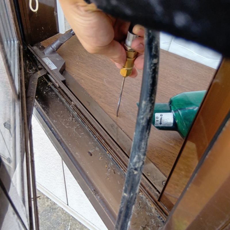 室内のフローリングにシロアリ駆除剤を注入