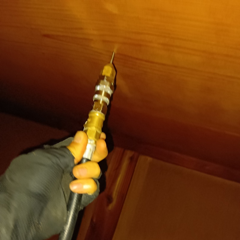 天井にシロアリ駆除剤を注入