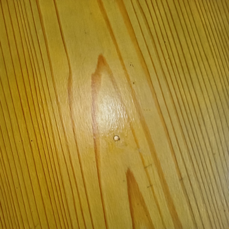 開けた穴をパテで補修