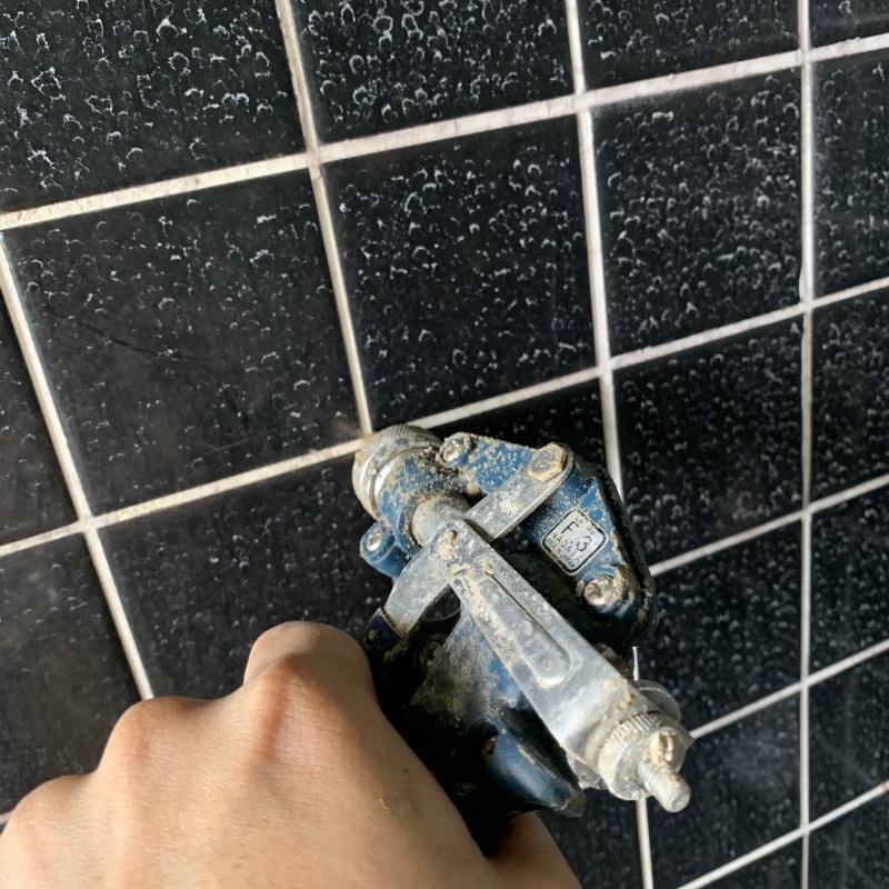 浴室の壁タイルにシロアリ駆除剤を注入